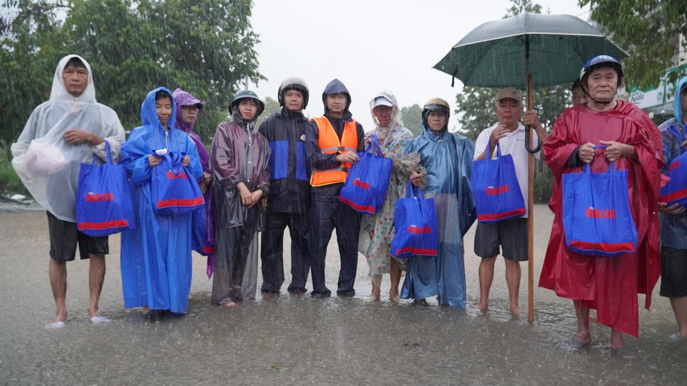 听到《青年报》来了,我蹚水出来领礼物